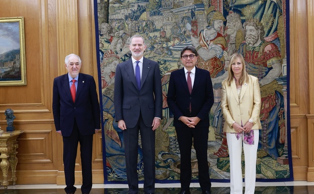 Su Majestad el Rey con el pte. del Tribunal Europeo de Derechos Humanos, Mattias Guyomar; el pte. del Tribunal Constitucional,  Cándido Conde-Pumpido 